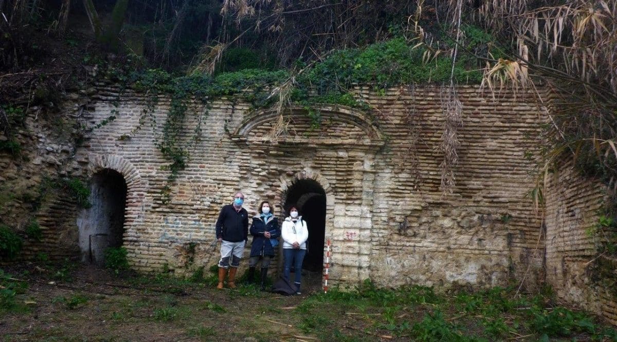 Primera visita de la Sociedad Espeleológica Geos a las puertas de la Mina de Agua.
