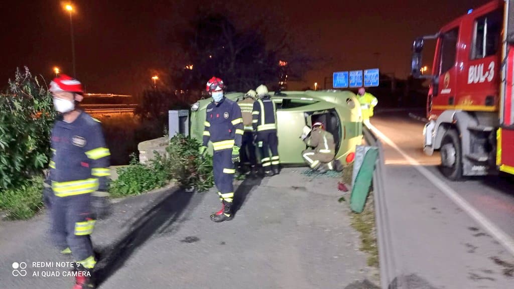 Imagen del siniestro junto a los bomberos del Aljarafe.