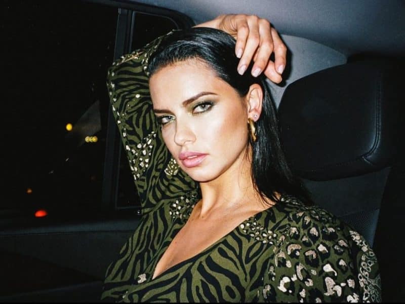 La supermodelo brasileña de 39 años Adriana Lima.