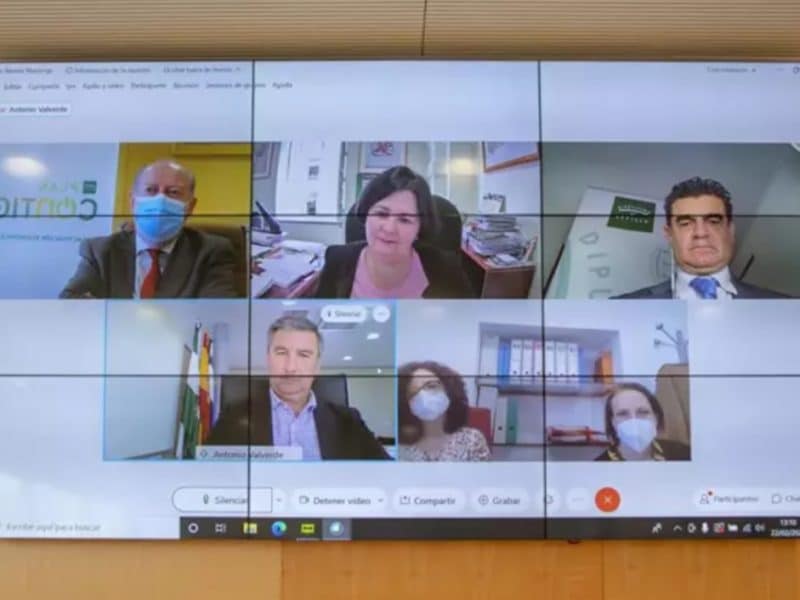 Fernando Rodríguez Villalobos, y el alcalde de Salteras, Antonio Valverde, en la reunión sobre el Plan Contigo.