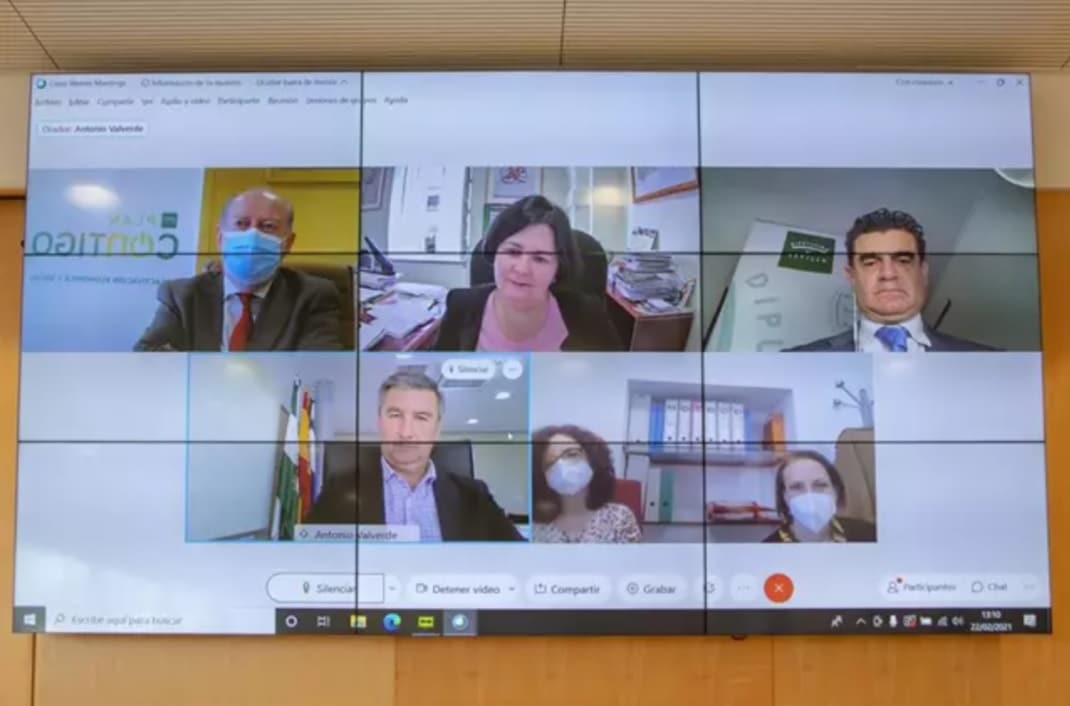 Fernando Rodríguez Villalobos, y el alcalde de Salteras, Antonio Valverde, en la reunión sobre el Plan Contigo.