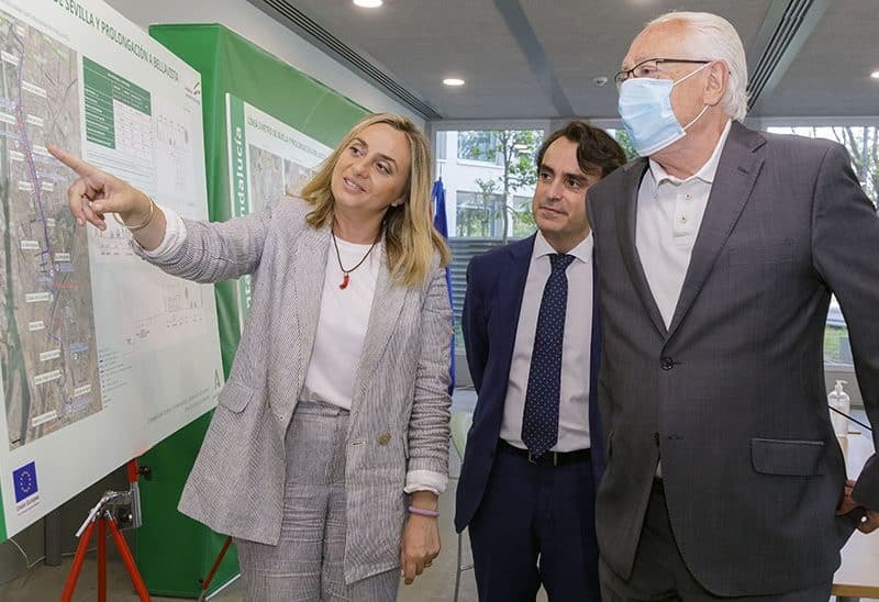 La consejera de Fomento, Marifrán Carazo, con el viceconsejero y el director general de Movilidad viendo los proyectos de la línea 3.