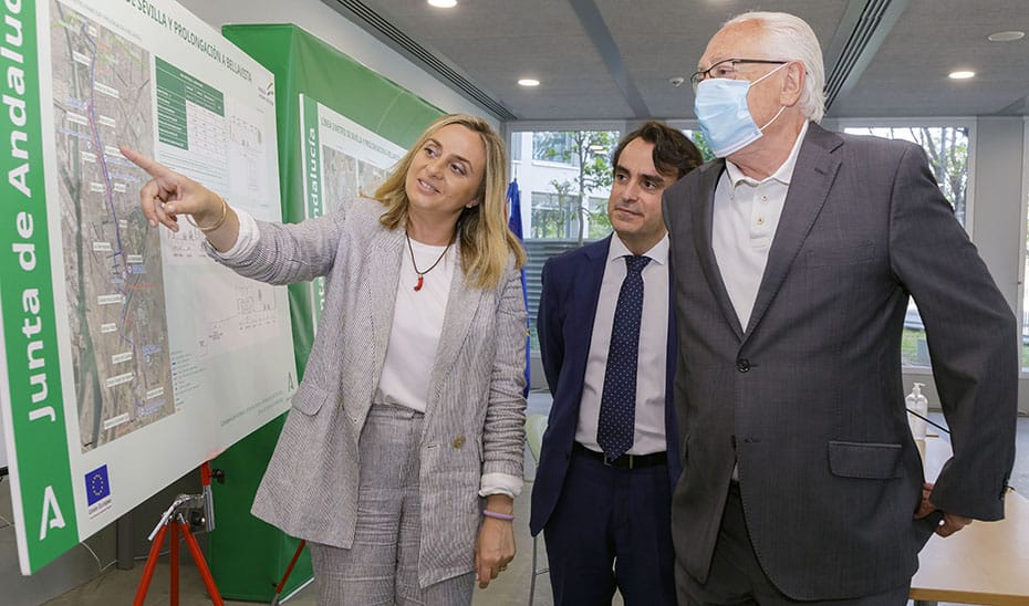 La consejera de Fomento, Marifrán Carazo, con el viceconsejero y el director general de Movilidad viendo los proyectos de la línea 3.