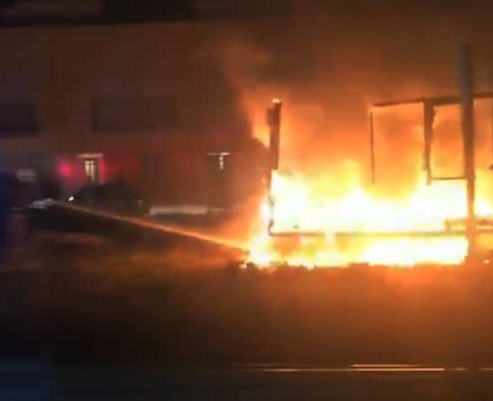 Un bombero apaga el fuego en la casetilla de la calle Pisuerga de Coria del Río.