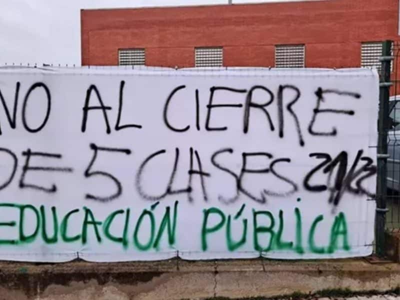 Pancarta de protesta por el cierre de cinco líneas en Mairena.