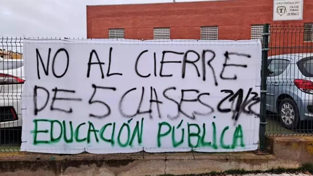 Pancarta de protesta por el cierre de cinco líneas en Mairena.