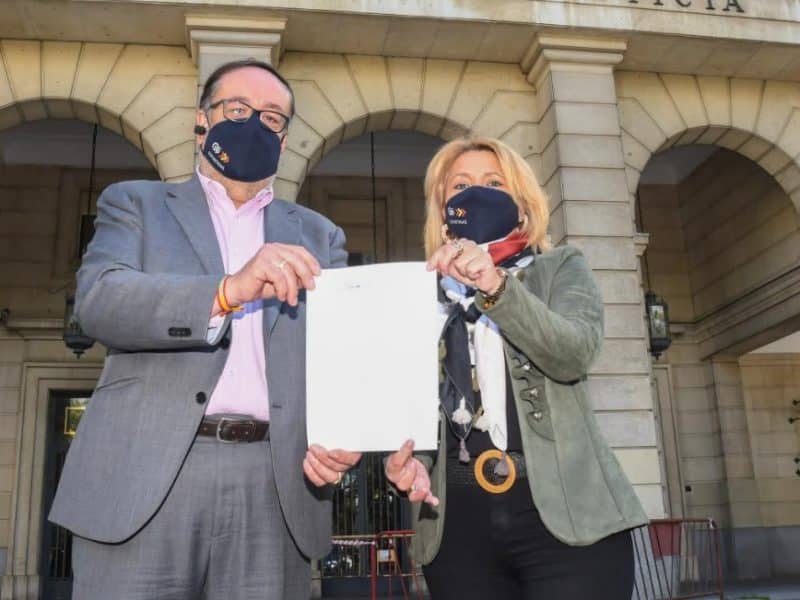 María Helena Romero muestra la denuncia sellada en la Fiscalía de Sevilla.