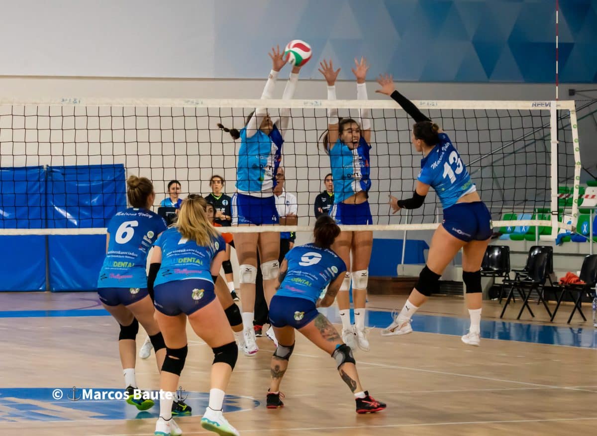 El Club Voleibol Cuesta Piedra bloquea al Mairena Voley Club durante el partido.