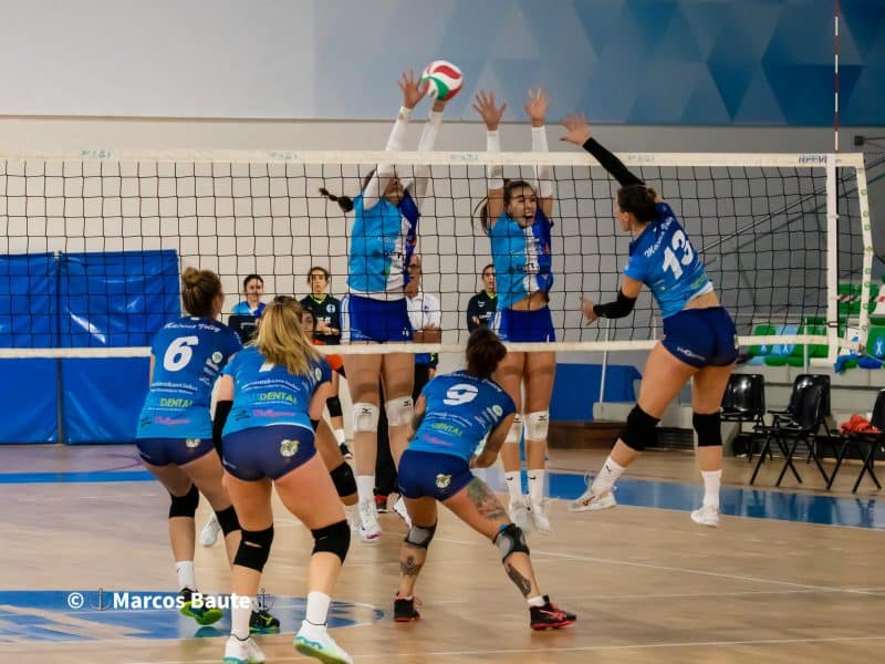 El Club Voleibol Cuesta Piedra bloquea al Mairena Voley Club durante el partido.