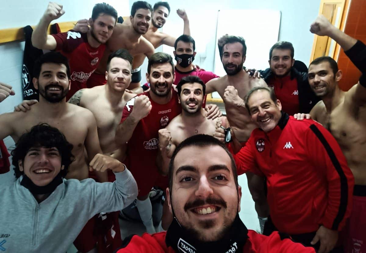 Los jugadores del Gsport celebran una victoria en el vestuario.