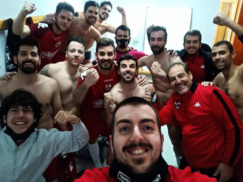 Los jugadores del Gsport celebran una victoria en el vestuario.