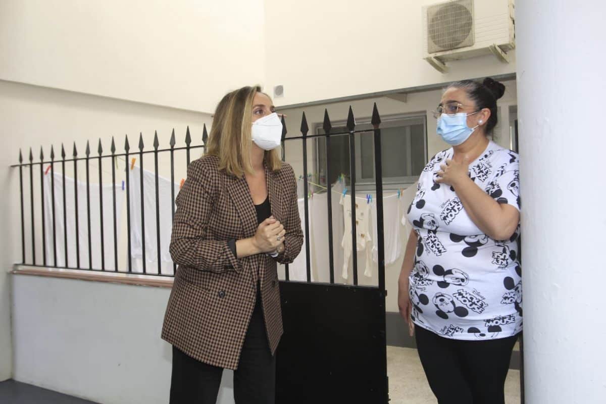 Marifrán Carazo conversa con una vecina de La Cepa durante su visita.
