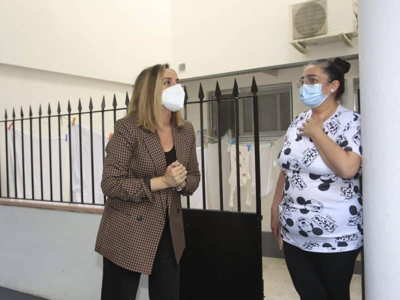 Marifrán Carazo conversa con una vecina de La Cepa durante su visita.