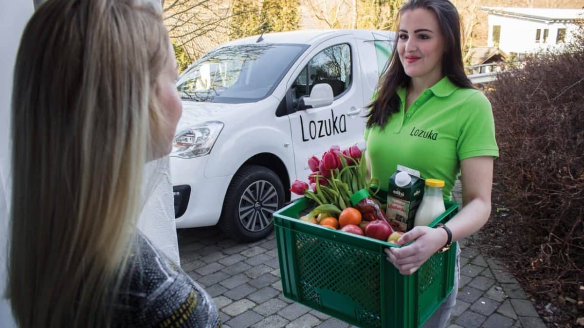 LOZUKA permite realizar tu compra de siempre en los distintos comercios locales que tú elijas recibiéndola en tu casa en menos de 24 horas.