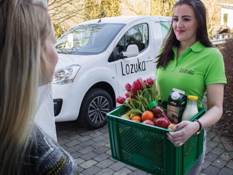 LOZUKA permite realizar tu compra de siempre en los distintos comercios locales que tú elijas recibiéndola en tu casa en menos de 24 horas.