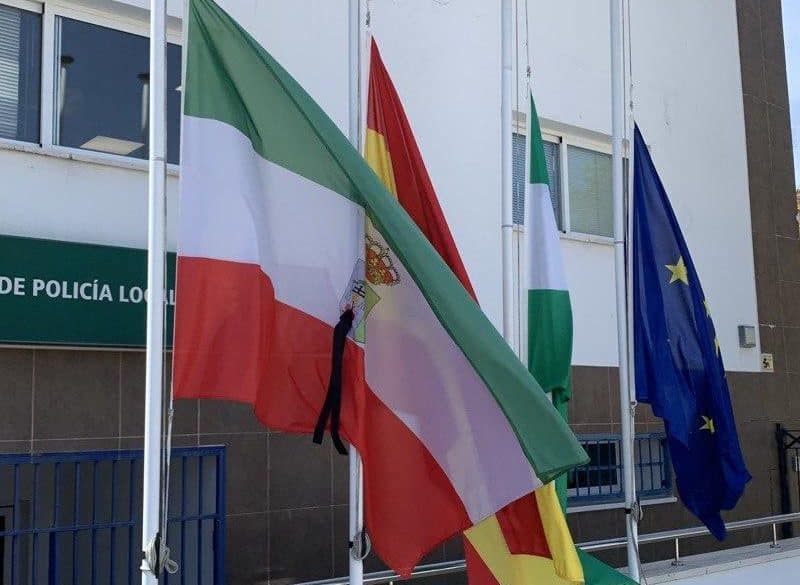 Las banderas a media asta en Santiponce por la primera víctima de coronavirus.