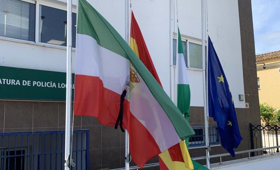 Las banderas a media asta en Santiponce por la primera víctima de coronavirus.