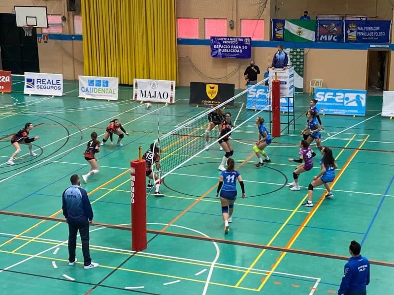El Xativa recepciona una pelota del Mairena Voley Club.
