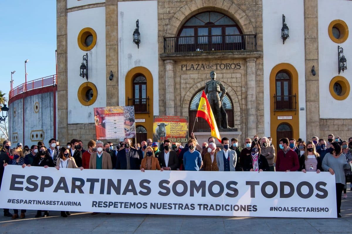 Concentración protaurina frente a la Plaza de Toros de Espartinas.
