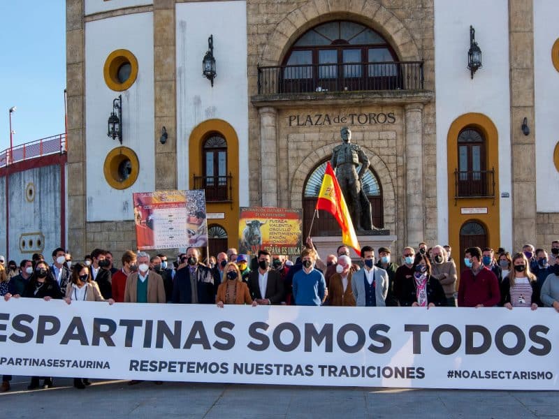 Concentración protaurina frente a la Plaza de Toros de Espartinas.