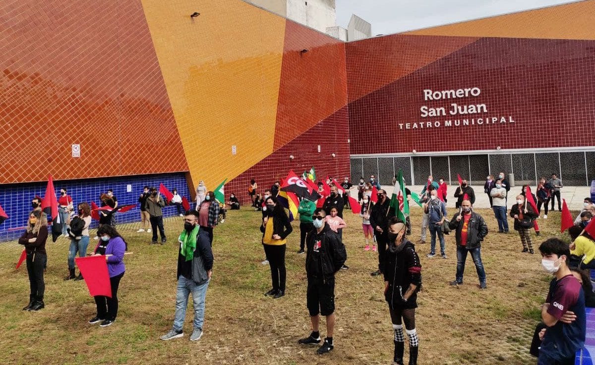 Imagen de la concentración por la libertad de Pablo Hásel en el Teatro Romero de San Juan de Aznalfarache.