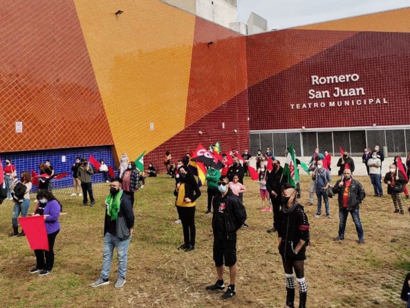 Imagen de la concentración por la libertad de Pablo Hásel en el Teatro Romero de San Juan de Aznalfarache.