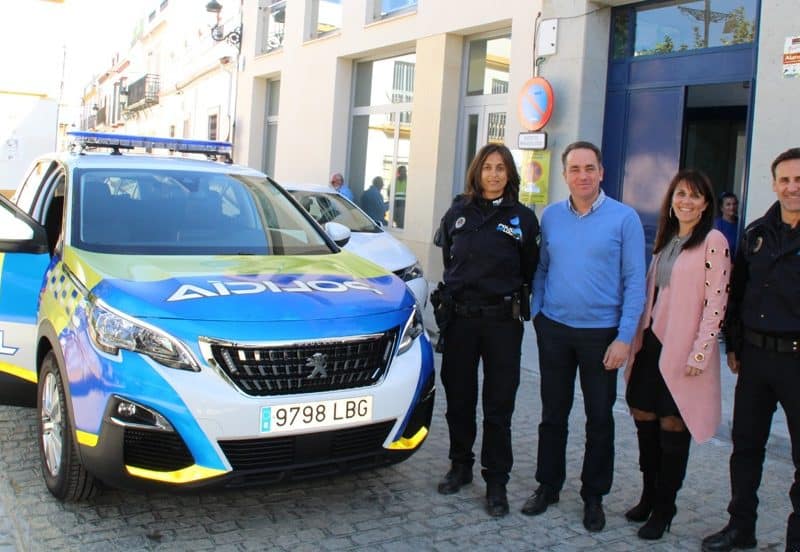 La concejala Susana Martín y el alcalde Antonio Manuel Suárez, junto a la Policía Local de Valencina. Foto del Ayuntamiento de Valencina.