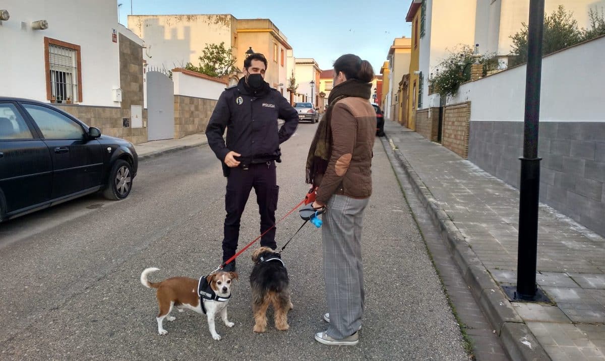 Un agente de la Policía Local de Albaida informa a una vecina con perros.