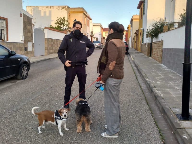 Un agente de la Policía Local de Albaida informa a una vecina con perros.