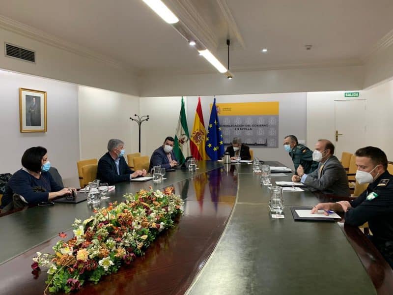 El alcalde de Gines Romualdo Garrido se reúne con el subdelegado del Gobierno, Carlos Toscano.