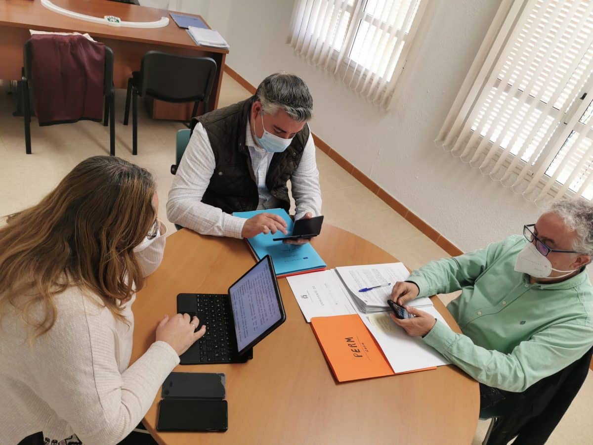 El alcalde Francisco Molina junto a la delegada de Obras y el delegado de Empleo.