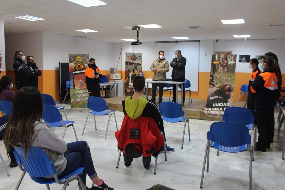 Reunión del alcalde con los nuevos miembros de la Protección Civil de Gines.