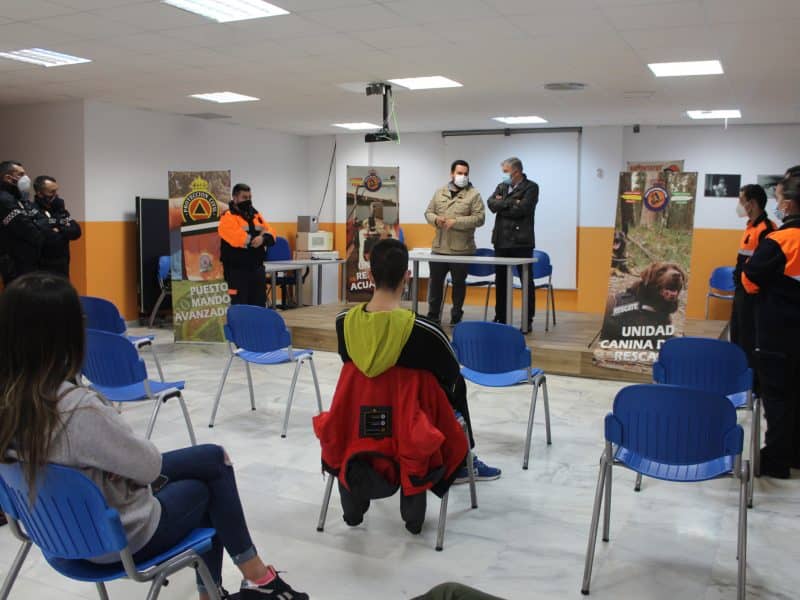 Reunión del alcalde con los nuevos miembros de la Protección Civil de Gines.