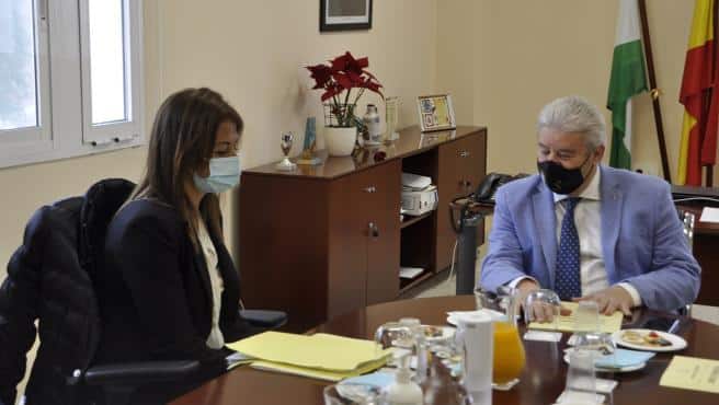 La delegada de Turismo, Rosa Hernández, con el alcalde de Santiponce, Justo Delgado.