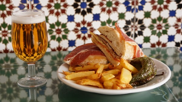 Serranito y cerveza fría.