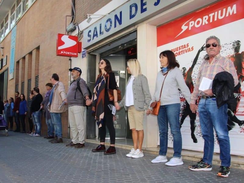 Protesta en Sevilla frente a una casa de apuestas. EP.
