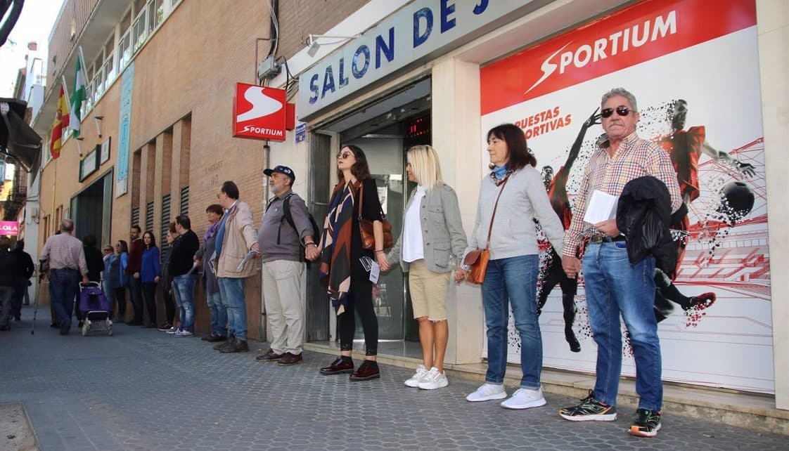 Protesta en Sevilla frente a una casa de apuestas. EP.