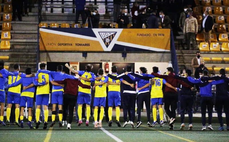 El Tomares celebra su pase de eliminatoria en la Copa del Rey con público en las gradas.