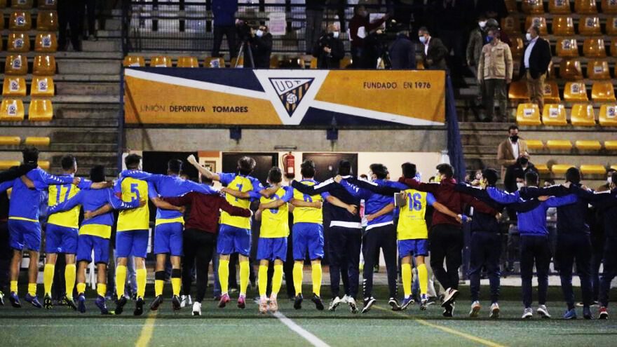 El Tomares celebra su pase de eliminatoria en la Copa del Rey con público en las gradas.
