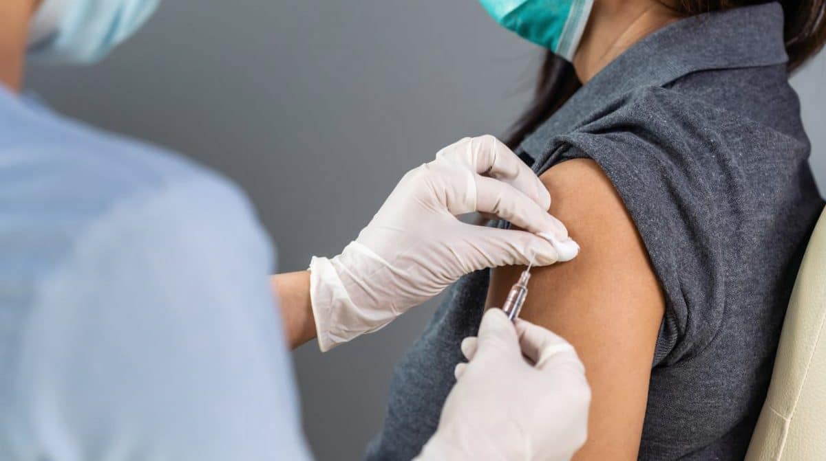 Personal docente recibiendo la primera dosis de la vacuna AstraZeneca