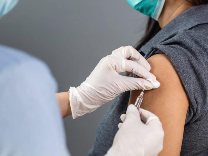 Personal docente recibiendo la primera dosis de la vacuna AstraZeneca