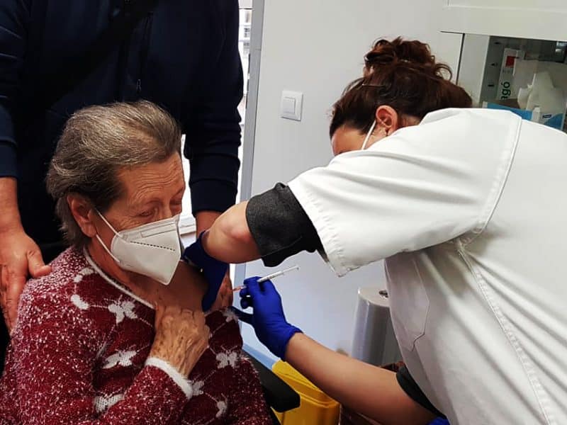 Una residente de Salteras recibe la vacuna contra el coronavirus.