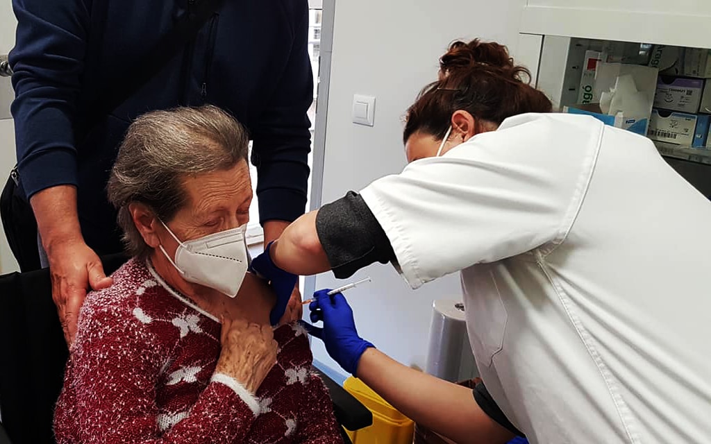 Una residente de Salteras recibe la vacuna contra el coronavirus.