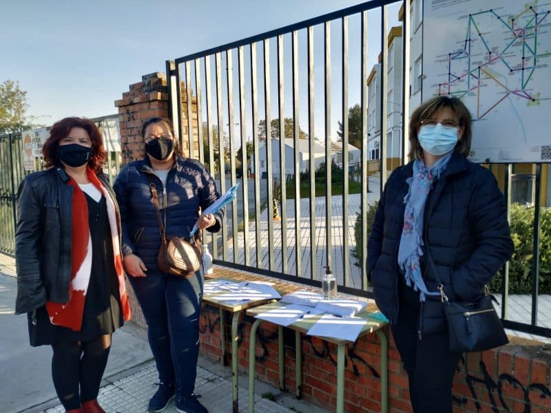 Inés Sánchez, la directora del CEIP Guadalquivir junto a dos compañeras más en la recogida de firmas de ayer.