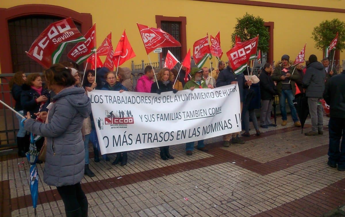 La plantilla municipal de Huévar protesta ante Diputación en demanda de un plan de rescate a largo plazo