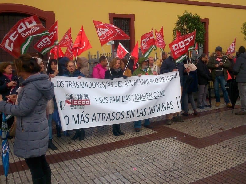 La plantilla municipal de Huévar protesta ante Diputación en demanda de un plan de rescate a largo plazo
