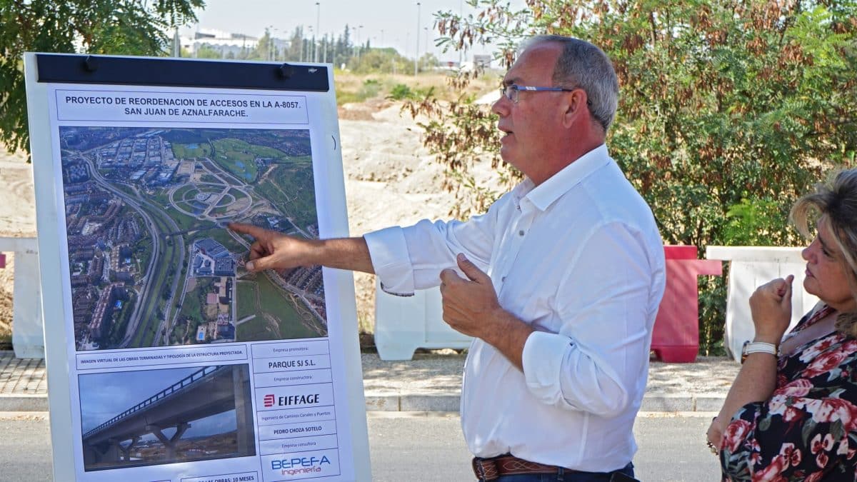 El alcalde de San Juan de Aznalfarache (Sevilla), Fernando Zamora, visita las obras del proyecto urbanístico del Parque Comercial Cavaleri. Foto de EP.