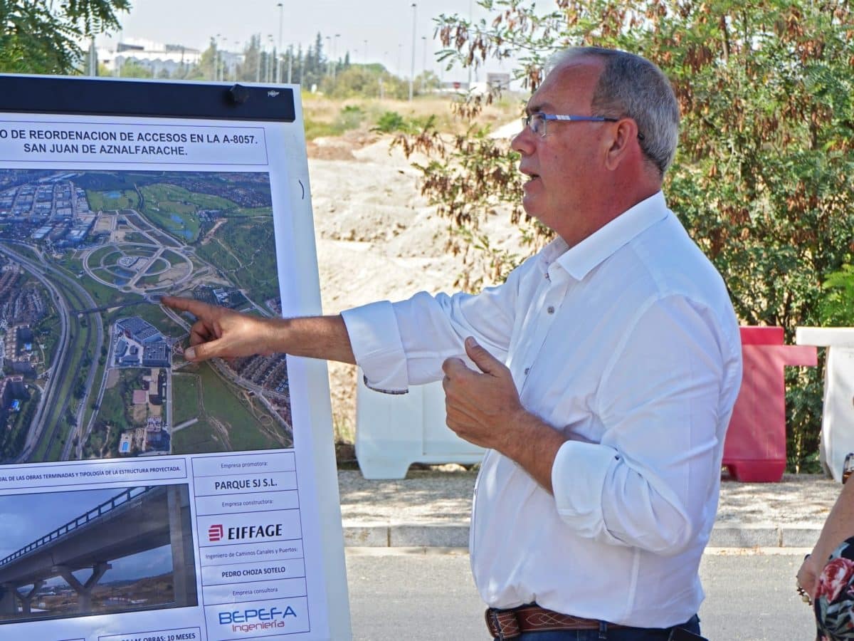 El alcalde de San Juan de Aznalfarache (Sevilla), Fernando Zamora, visita las obras del proyecto urbanístico del Parque Comercial Cavaleri. Foto de EP.
