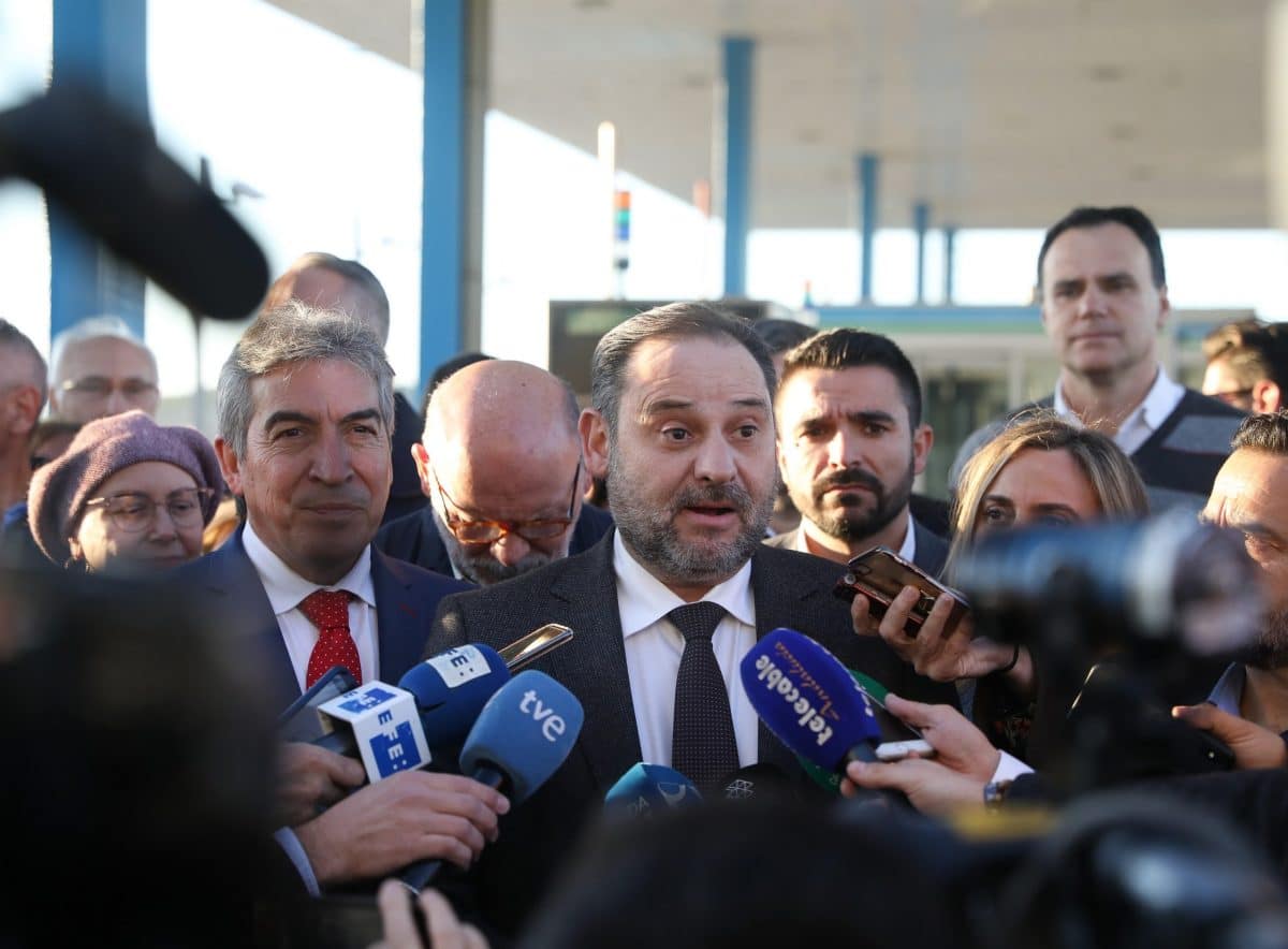 El ministro de Fomento, José Luis Ábalos, en Las Cabezas de San Juan (Sevilla)