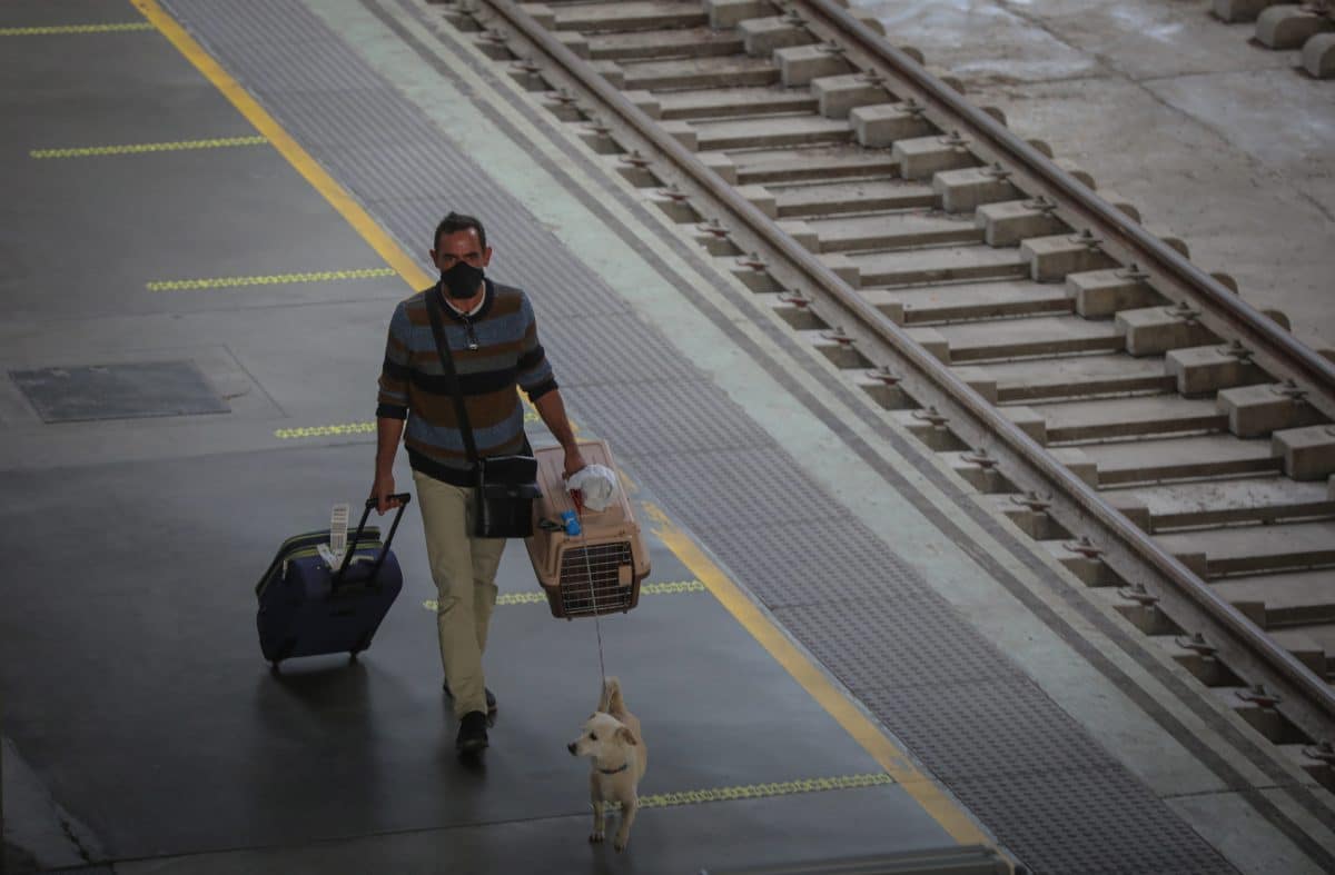 Viajero llegando a la estación de Santa Justa. Foto de María José López.